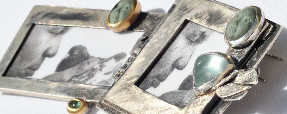 Picture frame brooch/pins from the series 'Il mondo che vogliamo'. Silver, gold, aquamarine, porcelain. Picture frame brooch/pins from the series 'Il mondo che vogliamo'. Silver, gold, aquamarine, porcelain.